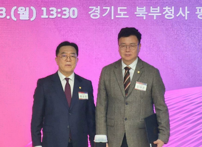 김태은 의정부시의원(오른쪽)이 홍승표 경기지역회 부의장(왼쪽)으로부터 '2024년 민주평화통일자문회의' 의장 표창을 수상후 기념촬영하고 있다./사진=김동영 기자 