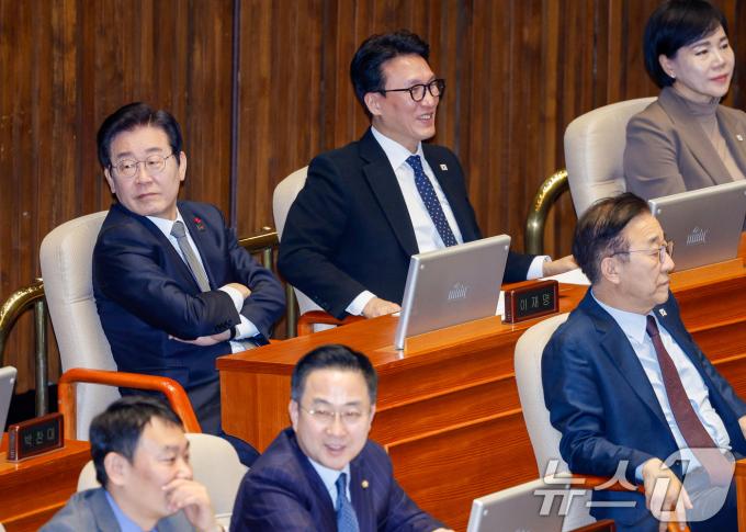 이재명 더불어민주당 대표가 26일 오후 서울 여의도 국회에서 열린 제420회국회(임시회) 제1차 본회의에서 조인철 의원 법안 제안설명 중 시국 관련 발언에 여당 의원들이 항의하자 국민의힘 의원석을 바라보고 있다. 2024.12.26/뉴스1 ⓒ News1 안은나 기자