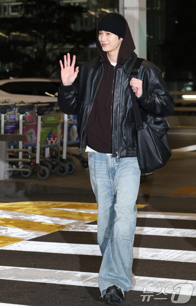 배우 변우석이 '제9회 아시아 아티스트 어워즈(AAA)' 참석을 위해 26일 인천국제공항을 통해 태국 방콕으로 출국하며 손을 흔들고 있다.  ⓒ News1 권현진 기자