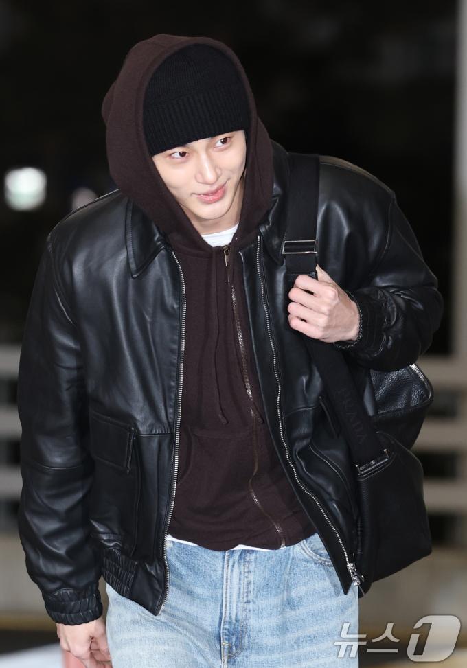 배우 변우석이 '제9회 아시아 아티스트 어워즈(AAA)' 참석을 위해 26일 인천국제공항을 통해 태국 방콕으로 출국하며 인사를 하고 있다. ⓒ News1 권현진 기자
