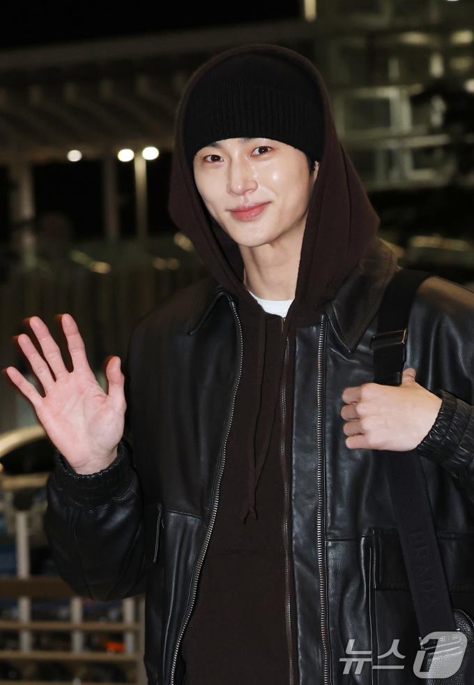배우 변우석이 '제9회 아시아 아티스트 어워즈(AAA)' 참석을 위해 26일 인천국제공항을 통해 태국 방콕으로 출국하며 손을 흔들고 있다. ⓒ News1 권현진 기자