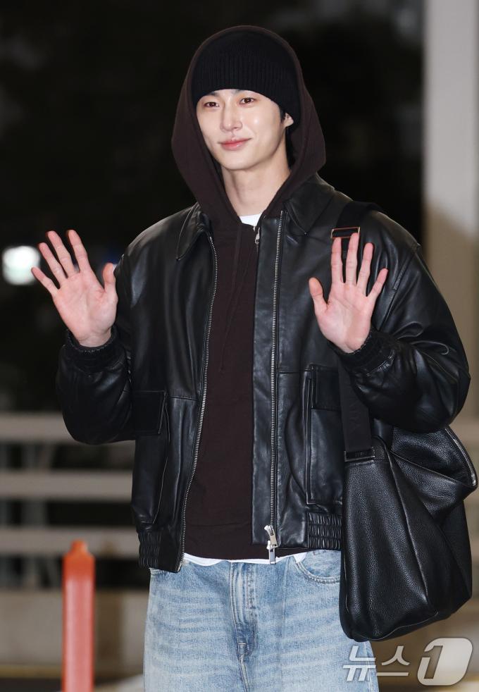 배우 변우석이 '제9회 아시아 아티스트 어워즈(AAA)' 참석을 위해 26일 인천국제공항을 통해 태국 방콕으로 출국하기 전 손 인사를 하고 있다. ⓒ News1 권현진 기자