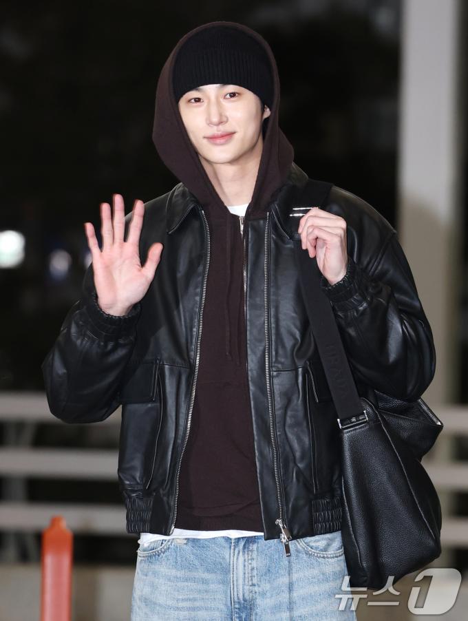 배우 변우석이 '제9회 아시아 아티스트 어워즈(AAA)' 참석을 위해 26일 인천국제공항을 통해 태국 방콕으로 출국하기 전 인사를 하고 있다. ⓒ News1 권현진 기자
