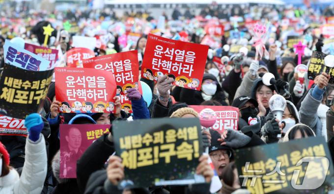 윤석열즉각퇴진·사회대개혁 비상행동 범국민촛불대행진에서 지난 21일 시민들이 구호를 외치고 있다. /뉴스1 ⓒ News1 김명섭 기자