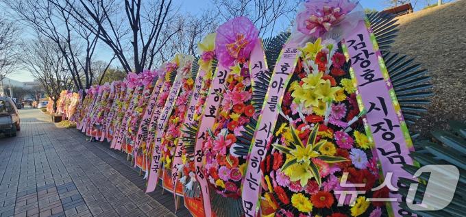 경북 구미시가 이승환 콘서트 대관을 취소하자 24일 대관 취소를 지지하는 100여개의 격려 화환이 구미시청에 배달돼 정문앞에 늘어서 있다. 전국에서 배송된 화환에는 '정치 연예인 이승환 콘서트 취소결정을 환영한다', '정치선동 이승환 콘서트 철회를 지지한다'. '보수의 심장 구미시장 최고' 등의 문구가 적혀있다. 2024.12.24/뉴스1 ⓒ News1 정우용 기자