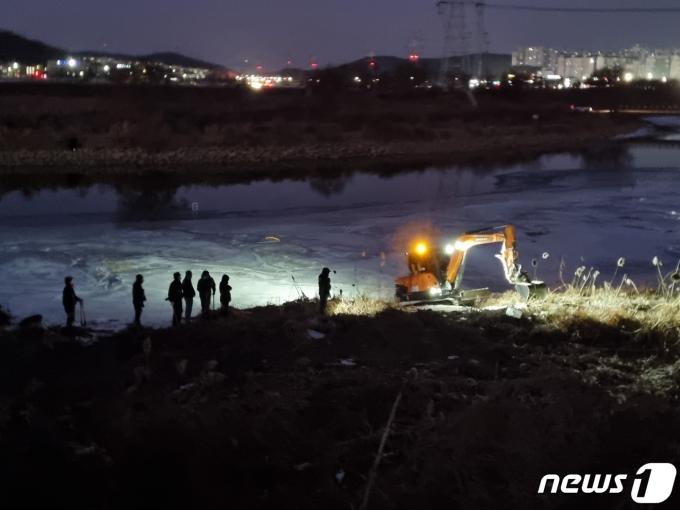 동거녀와 택시기사를 살해한 혐의로 구속된 이기영)을 조사 중인 경찰이 2023년 1월 3일 오후 경기 파주시 공릉천변에서 중장비를 동원해 수색 작업을 벌이고 있다. 2023.1.3/뉴스1 ⓒ News1 DB