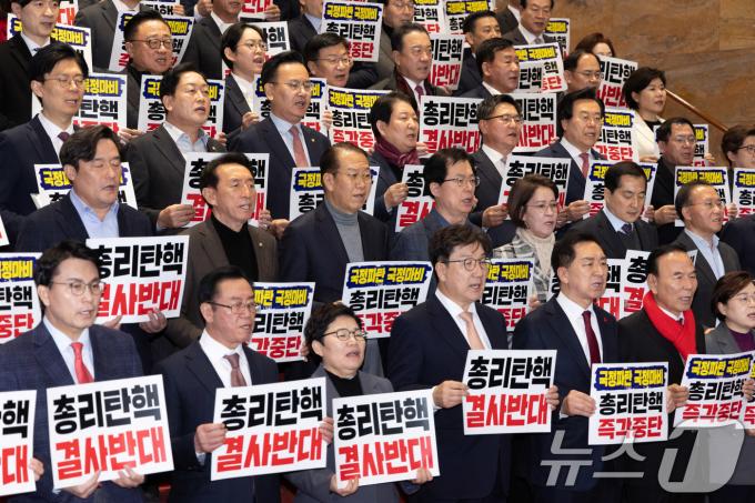 권성동 국민의힘 대표 권한대행 겸 원내대표와 비상대책위원장에 지명된 권영세 의원을 비롯한 의원들이 26일 오후 서울 여의도 국회에서 열린 제420회 국회(임시회) 제1차 본회의를 마친 후 더불어민주당의 국정인질 탄핵겁박 규탄대회를 하고 있다. 2024.12.26/뉴스1 ⓒ News1 이재명 기자