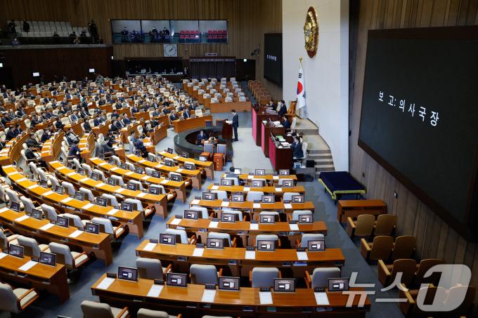 정명호 국회 의사국장이 26일 오후 서울 여의도 국회에서 열린 제420회국회(임시회) 제1차 본회의에서 한덕수 대통령 권한대행 탄핵안을 보고하고 있다. 2024.12.26/뉴스1 ⓒ News1 안은나 기자