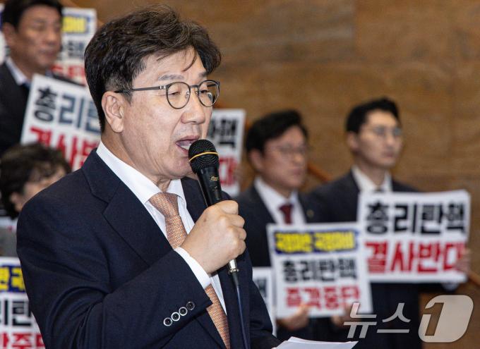 권성동 국민의힘 대표 권한대행 겸 원내대표가 26일 오후 서울 여의도 국회에서 열린 제420회 국회(임시회) 제1차 본회의를 마친 후 더불어민주당의 국정인질 탄핵겁박 규탄대회를 하고 있다. 2024.12.26/뉴스1 ⓒ News1 이재명 기자