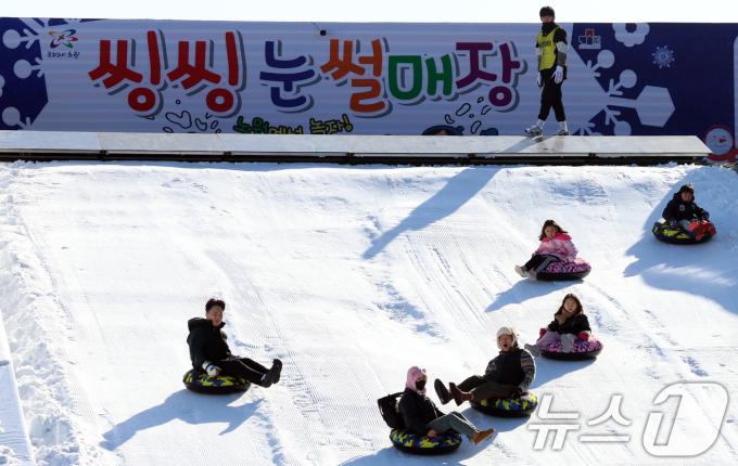 26일 서울 노원구 서울과학기술대학교 내 종합운동장에서 개장된 '2025 노원 눈썰매장'에서 가족들이 눈썰매를 타며 즐거운 시간을 보내고 있다. /뉴스1 ⓒ News1 김명섭 기자