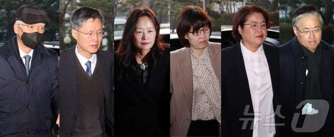 헌법재판관들이 26일 오전 서울 종로구 헌법재판소로 출근하고 있다. 왼쪽부터 윤석열 대통령 탄핵 심판 사건의 주심 재판관인 정형식 헌법재판관, 문형배 헌법재판소 권한대행, 정정미 헌법재판관, 이미선 헌법재판관, 김복형 헌법재판관, 김형두 헌법재판관. 2024.12.26/뉴스1 ⓒ News1 김명섭 기자