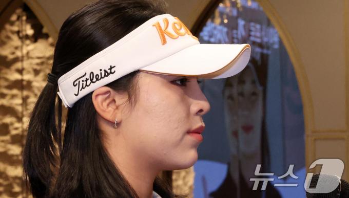 미국여자프로골프(LPGA)에 진출하는 프로골퍼 윤이나 프로가 26일 서울 여의도 CCMM빌딩 루나미엘레 컨벤션에서 열린 기자간담회에서 취재진의 질문을 듣고 있다. 2024.12.26/뉴스1 ⓒ News1 김성진 기자