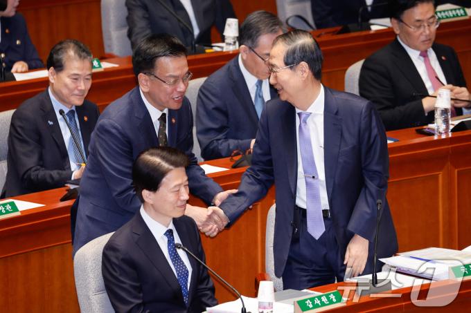 한덕수 국무총리(오른쪽)와 최상목 경제부총리 겸 기획재정부 장관이 8일 오전 서울 여의도 국회에서 열린 예산결산특별위원회 제418회국회(정기회) 제8차 전체회의에서 인사하고 있다. 2024.11.8/뉴스1 ⓒ News1 안은나 기자