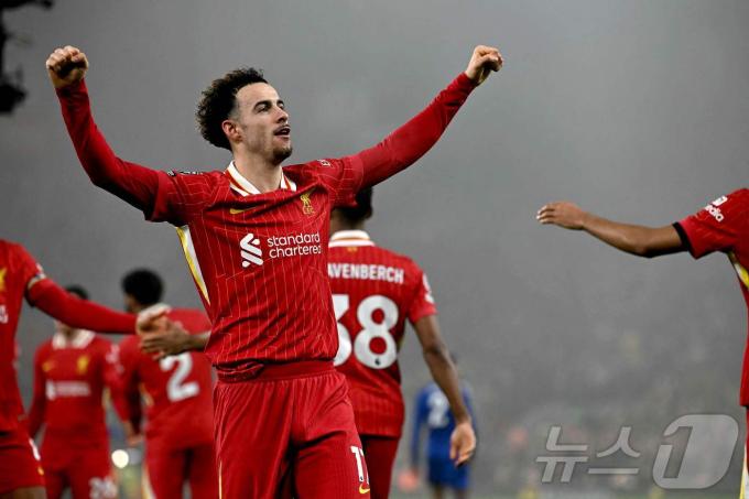 리버풀이 27일(한국시간) 열린 2024-25 EPL 18라운드 레스터 시티와 홈 경기에서 3-1로 이겼다. 사진은  결승 골의 주인공이 된 커티스 존스. ⓒ AFP=뉴스1
