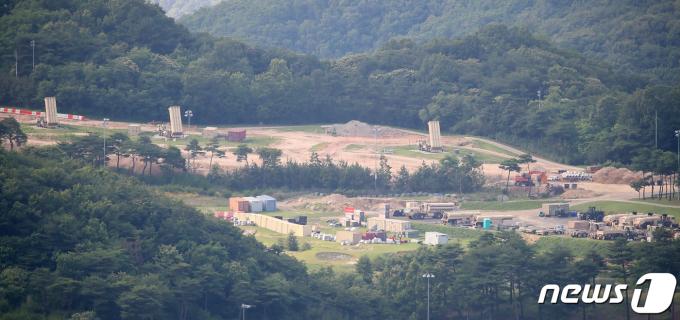 2023년 6월 22일 오후 경북 성주군 주한미군 고고도미사일방어체계(THAAD·사드) 기지에 발사대가 기지 상공을 향해 세워져 있다. 이날 국방부는 사드 기지에 대한 환경영향평가가 마무리됨에 따라 환경부와 필요한 후속 조치를 통해 사드 기지 을 위한 막바지 준비를 해나갈 것이라고 22일 밝혔다. 2023.6.22/뉴스1 ⓒ News1 공정식 기자