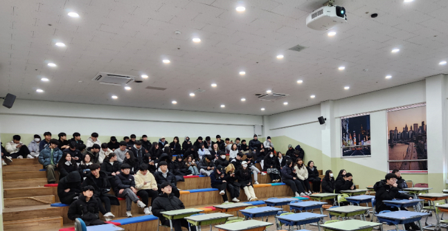 HUG가 최근 인천부흥고등학교에서 찾아가는 부동산 기초교육을 진행했다. /사진=HUG