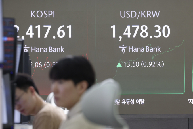  27일 오전 서울 중구 하나은행 딜링룸 전광판에 원·달러 환율이 표시되고 있다. /사진=뉴시스