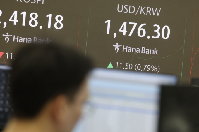 27일 오전 서울 중구 하나은행 딜링룸 전광판에 원·달러 환율이 표시되고 있다./사진=뉴시스 김명년 기자