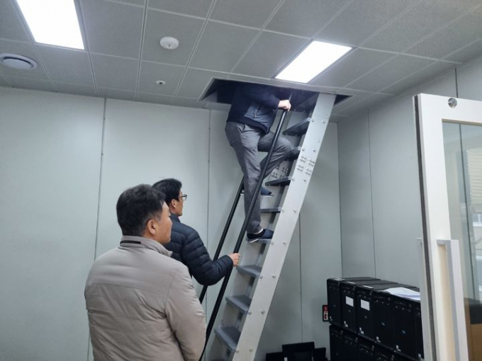 경북도교육청 관계자들이 모둘러 교실에 대한 조사를 진행 중인 모습./사진제공=경상북도교육청