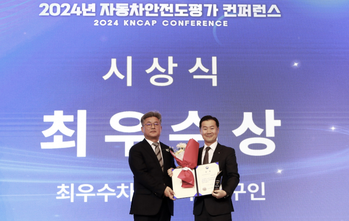 지난 26일 서울시 용산구 나인트리 프리미어 호텔에서 진행된 '2024 자동차안전도평가 콘퍼런스'에서 메르세데스-벤츠 코리아 이상국 세일즈 부문 총괄 부사장(사진 오른쪽)이 국토교통부 모빌리티자동차국 전형필 국장(사진 왼쪽)으로부터 최우수상을 받고 기념 촬영을 하고 있다. /사진=메르세데스-벤츠