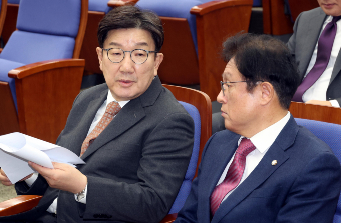 권성동 국민의힘 당대표 권한대행 겸 원내대표가 야당이 추진하는 한덕수 대통령 권한대행 겸 국무총리에 대한 탄핵안을 부결하는 쪽으로 당론을 정했다고 밝혔다. 사진은 27일 서울 여의도 국회에서 열린 의원총회에 참석한 권성동 국민의힘 당대표 권한대행 겸 원내대표(왼쪽)와 박형수 원내수석부대표의 모습. /사진=뉴시스