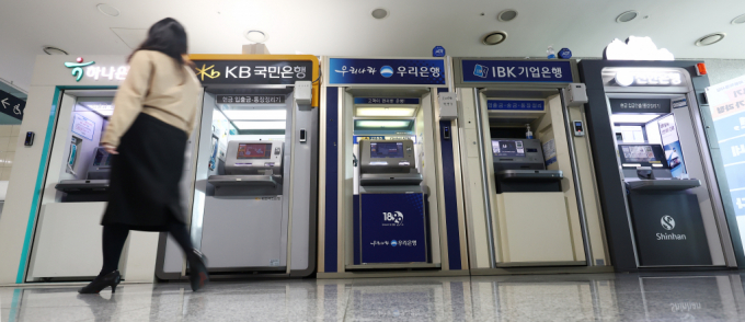 에프앤가이드에 따르면 4대 금융지주의 올 4분기 당기순이익은 2조4305억원으로 집계됐다. 사진은 서울 시내에 설치된 시중은행 ATM 기기 모습. /사진=뉴스1