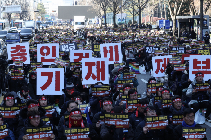 27일 오전 서울 중구 IBK 기업은행 본사 앞에서 한국노총 금융노조 기업은행지부 총파업 출정식이 열리고 있다. /사진=뉴시스