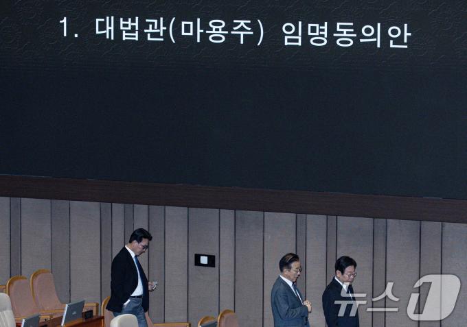이재명 더불어민주당 대표가 27일 오후 서울 여의도 국회 본회의장에서 열린 제420회 국회(임시회) 제2차 본회의에서 대법관(마용주) 임명동의안 투표를 위해 발걸음을 옮기고 있다. 2024.12.27/뉴스1 ⓒ News1 이재명 기자