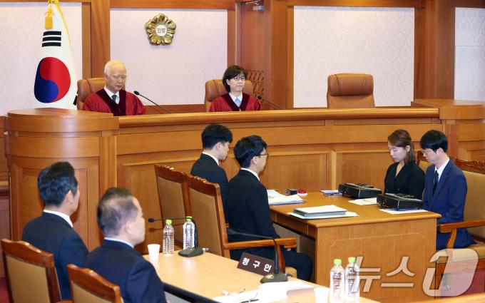 정형식, 이미선 헌법재판관이 27일 서울 종로구 헌법재판소 소심판정에서 열린 윤석열 대통령의 탄핵심판 사건 첫번째 변론준비기일에 참석해 있다. (공동취재) 2024.12.27/뉴스1 ⓒ News1 박지혜 기자