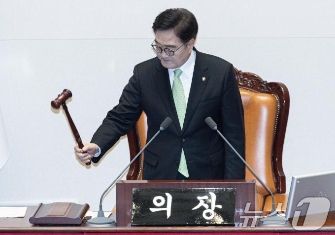 우원식 국회의장이 27일 오후 서울 여의도 국회 본회의장에서 열린 제420회 국회(임시회) 제2차 본회의에서 의사봉을 두드리고 있다. 2024.12.27/뉴스1 ⓒ News1 이재명 기자