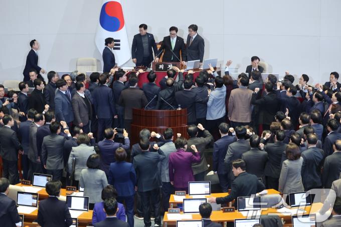 우원식 국회의장이 27일 오후 서울 여의도 국회에서 열린 제420회국회(임시회) 제2차 본회의에서 한덕수 대통령 권한대행 국무총리 탄핵소추안 탄핵 의결 정족수 과반 151명이라고 밝히자 국민의힘 의원들이 항의하고 있다. 2024.12.27/뉴스1 ⓒ News1 이재명 기자
