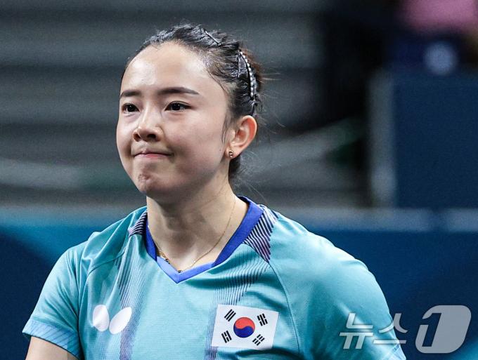 대한민국 탁구 대표팀 전지희 선수가 28일 오후(한국시간) 프랑스 파리 사우스 파리 아레나 4에서 열린 '2024 파리올림픽' 탁구 여자 단식 64강 포르투칼의 유 푸 선수와의 경기를 패배한 후 아쉬워하고 있다. 2024.7.28/뉴스1 ⓒ News1 박정호 기자