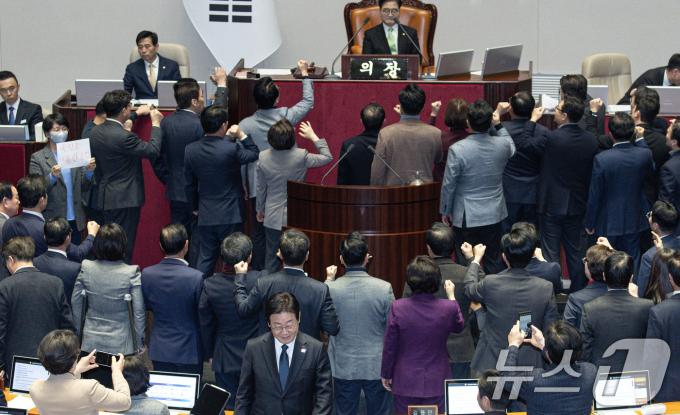 이재명 더불어민주당 대표가 27일 오후 서울 여의도 국회에서 열린 제420회국회(임시회) 제2차 본회의에서 한덕수 대통령 권한대행 국무총리 탄핵소추안 투표를 마치고 자리로 향하고 있다. 2024.12.27/뉴스1 ⓒ News1 이재명 기자