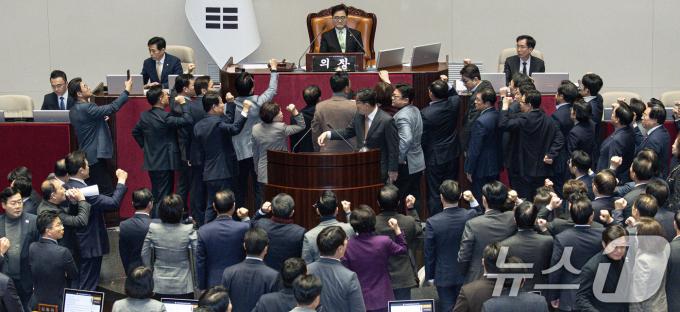 우원식 국회의장이 27일 오후 서울 여의도 국회에서 열린 제420회국회(임시회) 제2차 본회의에서 한덕수 대통령 권한대행 국무총리 탄핵소추안 탄핵 의결 정족수 과반 151명이라고 밝히자 국민의힘 의원들이 항의하고 있다. 2024.12.27/뉴스1 ⓒ News1 이재명 기자
