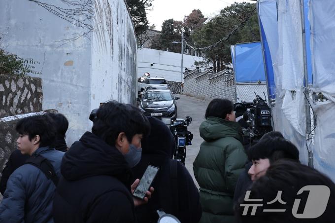 12·3 비상계엄 사태를 수사하는 경찰 국가수사본부 특별수사단이 27일 서울 삼청동 소재 대통령 안전가옥(안가)을 압수수색에 나섰다. 경찰은 이날 