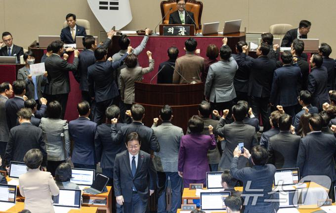 이재명 더불어민주당 대표가 27일 오후 서울 여의도 국회에서 열린 제420회국회(임시회) 제2차 본회의에서 한덕수 대통령 권한대행 국무총리 탄핵소추안 투표를 마치고 자리로 향하고 있다. 2024.12.27/뉴스1 ⓒ News1 이재명 기자