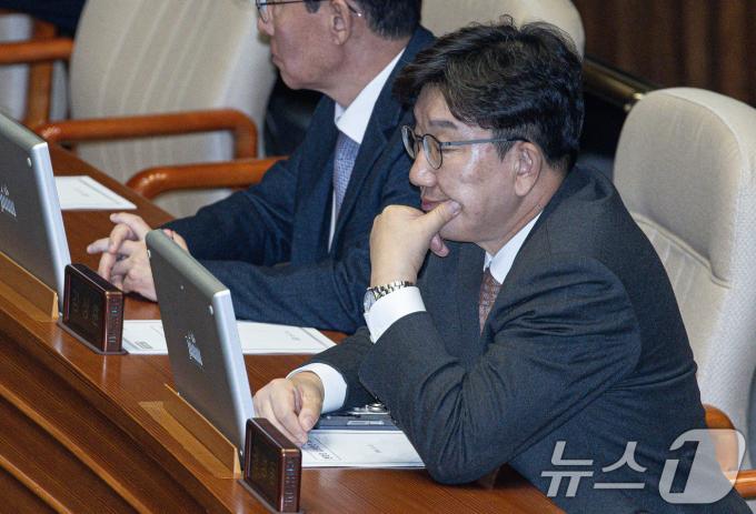 권성동 국민의힘 당대표 권한대행 겸 원내대표가 27일 오후 서울 여의도 국회 본회의장에서 열린 제420회 국회(임시회) 제2차 본회의에서 박성준 더불어민주당 의원의 국무총리(한덕수) 탄핵소추안 제안설명을 듣고 있다. 2024.12.27/뉴스1 ⓒ News1 이재명 기자