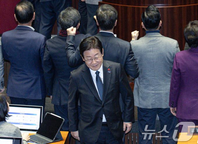 이재명 더불어민주당 대표가 27일 오후 서울 여의도 국회에서 열