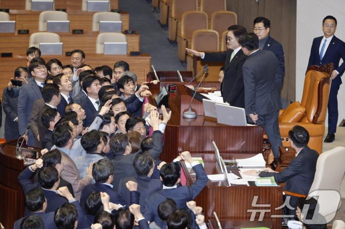 우원식 국회의장이 27일 오후 서울 여의도 국회에서 열린 제420회국회(임시회) 제2차 본회의에서 한덕수 대통령 권한대행 국무총리 탄핵소추안 탄핵 의결 정족수 과반 151명이라고 밝히자 국민의힘 의원들이 항의하고 있다. 2024.12.27/뉴스1 ⓒ News1 안은나 기자