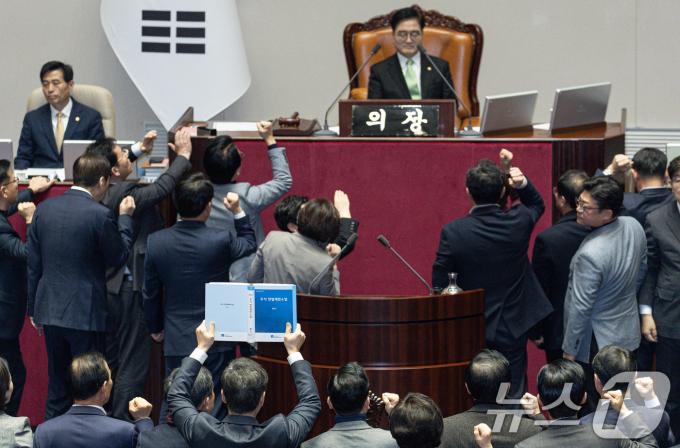우원식 국회의장이 27일 오후 서울 여의도 국회에서 열린 제420회국회(임시회) 제2차 본회의에서 한덕수 대통령 권한대행 국무총리 탄핵소추안 탄핵 의결 정족수 과반 151명이라고 밝히자 국민의힘 의원들이 항의하고 있다. 2024.12.27/뉴스1 ⓒ News1 이재명 기자