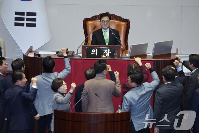 우원식 국회의장이 27일 오후 서울 여의도 국회에서 열린 제420회국회(임시회) 제2차 본회의에서 한덕수 대통령 권한대행 국무총리 탄핵소추안 탄핵 의결 정족수 과반 151명이라고 밝히자 국민의힘 의원들이 항의하고 있다. 2024.12.27/뉴스1 ⓒ News1 이재명 기자