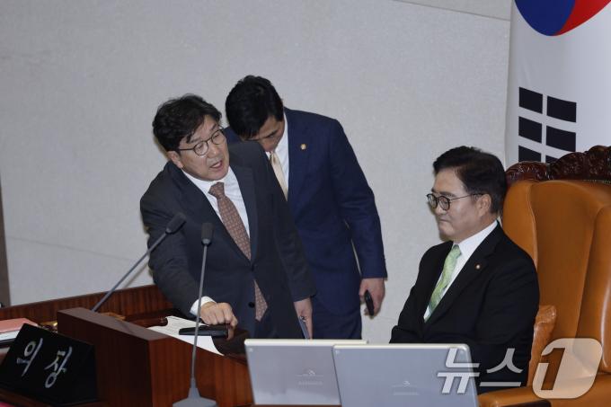권성동 국민의힘 당 대표 권한대행 겸 원내대표가 27일 오후 서울 여의도 국회에서 열린 제420회국회(임시회) 제2차 본회의에서 우원식 국회의장에게 한덕수 대통령 권한대행 국무총리 탄핵소추안 탄핵 의결 정족수 과반에 대해 항의하고 있다. 2024.12.27/뉴스1 ⓒ News1 안은나 기자