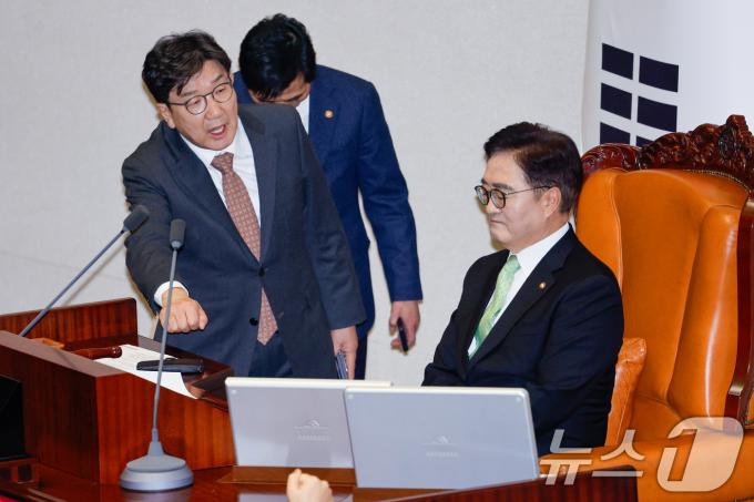 권성동 국민의힘 당 대표 권한대행 겸 원내대표가 27일 오후 서울 여의도 국회에서 열린 제420회국회(임시회) 제2차 본회의에서 우원식 국회의장을 향해 한덕수 대통령 권한대행 국무총리 탄핵소추안 의결 관련 항의하고 있다. 2024.12.27/뉴스1 ⓒ News1 안은나 기자