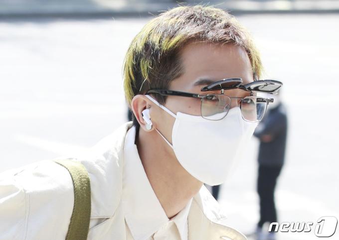 위너(WINNER) 송민호가 6일 서울 여의도 KBS 본관에서 열린 쿨FM '정은지의 가요광장' 보이는 라디오 방송을 위해 출근을 하고 있다. 2020.4.6/뉴스1 ⓒ News1 권현진 기자