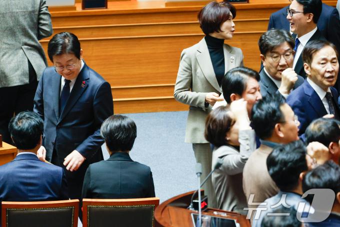 이재명 더불어민주당 대표가 27일 오후 서울 여의도 국회에서 열린 제420회국회(임시회) 제2차 본회의에서 한덕수 대통령 권한대행 겸 국무총리 탄핵안 의결에 국민의힘 의원들이 우원식 의장을 향해 항의하는 가운데 무기명 투표를 하고 있다. 2024.12.27/뉴스1 ⓒ News1 안은나 기자