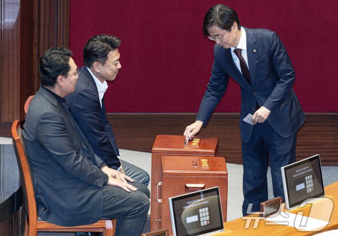 조경태 국민의힘 의원이 27일 오후 서울 여의도 국회 본회의장에서 열린 제420회 국회(임시회) 제2차 본회의에서 대법관(마용주) 임명동의안 투표를 하고 있다. 2024.12.27/뉴스1 ⓒ News1 이재명 기자