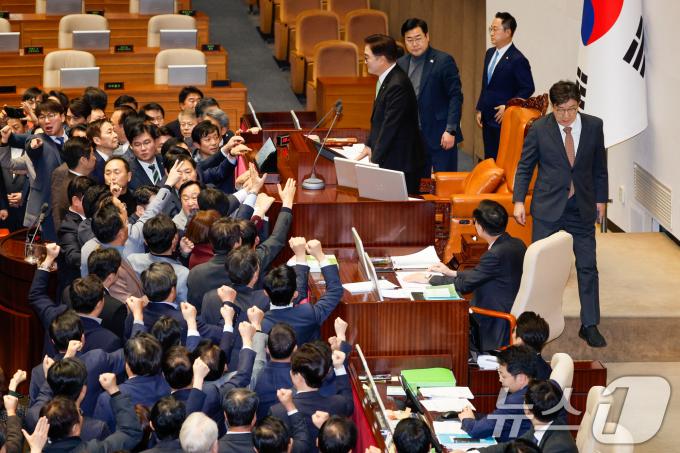 권성동 국민의힘 당 대표 권한대행 겸 원내대표가 27일 오후 서울 여의도 국회에서 열린 제420회국회(임시회) 제2차 본회의에서 우원식 국회의장을 향해 한덕수 대통령 권한대행 국무총리 탄핵소추안 의결 관련 항의한 뒤 의장석을 내려가고 있다. 2024.12.27/뉴스1 ⓒ News1 안은나 기자