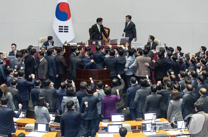 권성동 국민의힘 당 대표 권한대행 겸 원내대표가 27일 오후 서울 여의도 국회에서 열린 제420회국회(임시회) 제2차 본회의에서 우원식 국회의장에게 한덕수 대통령 권한대행 국무총리 탄핵소추안 탄핵 의결 정족수 과반에 대해 우원식 국회의장에게 항의하고 있다. 2024.12.27/뉴스1 ⓒ News1 이재명 기자