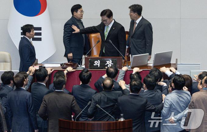 권성동 국민의힘 당대표 권한대행 겸 원내대표(오른쪽)과 박찬대 더불어민주당 원내대표가 27일 오후 서울 여의도 국회 본회의장에서 열린 제420회 국회(임시회) 제2차 본회의에서 한덕수 대통령 권한대행 국무총리 탄핵소추안 탄핵 의결 정족수 과반 151명이라고 밝히자 언쟁을 벌이고 있다. 2024.12.27/뉴스1 ⓒ News1 이재명 기자
