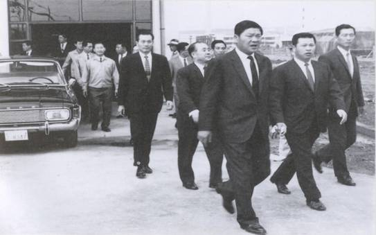 SK그룹 창업주인 최종건 창업회장(오른쪽 세번째)과 최종현(오른쪽 두번째) 선대회장이 1969년 2월 준공된 수원 선경합섬(현 SK케미칼) 폴리에스터 공장을 둘러보고 있다. /사진=SK
